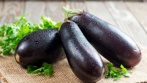 Das Geheimnis der gesunden Auberginen: Sie ist eine echte Nährstoffbombe! - Foto: iStock