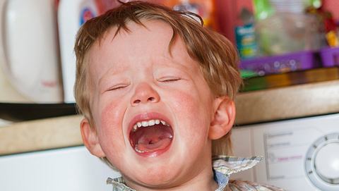 Auf die Zunge gebissen: Kinder passiert es besonders häufig. (Symbolbild) - Foto: Alex Potemkin/iStock