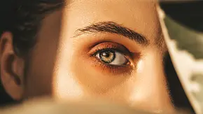 Augenbrauen selber färben: So gelingen die Profi-Brows Zuhause - Foto: o_nozdracheva/iStock Augenbrauen selber färben: So gelingen die Profi-Brows Zuhause - Foto: o_nozdracheva/iStock
