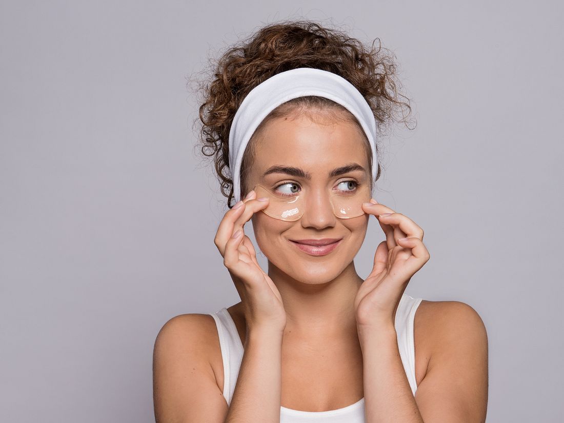 Frau mit Augenpads