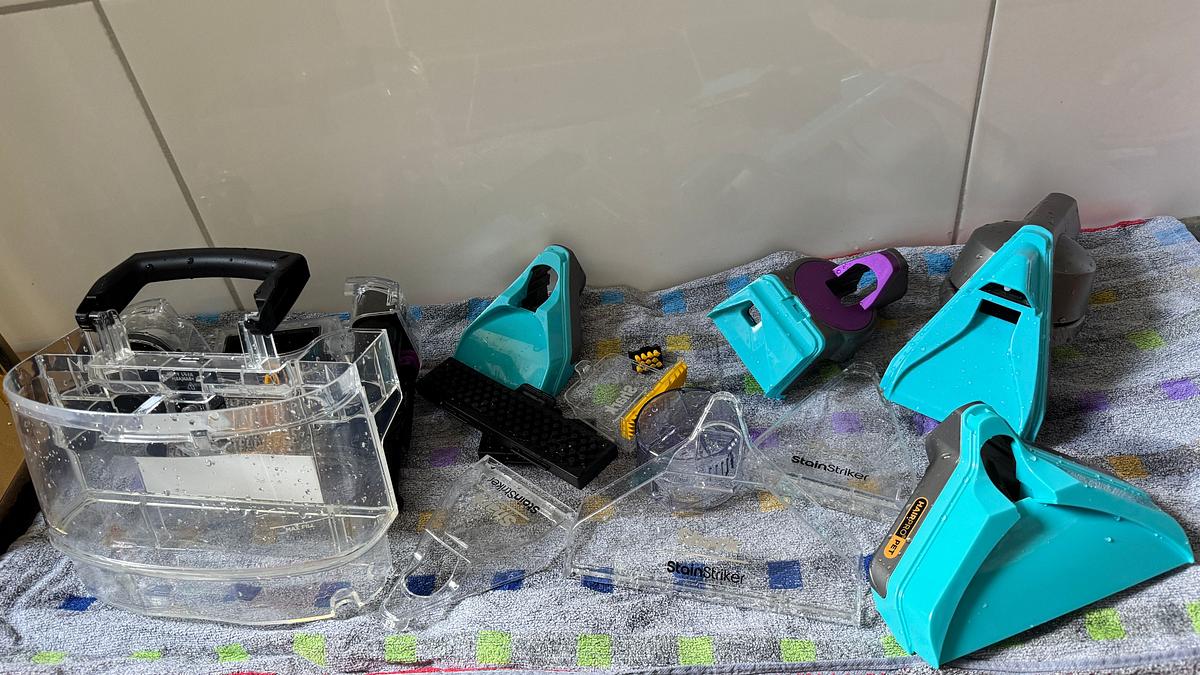 Auseinandergebaute Aufsätze des Shark StainStriker