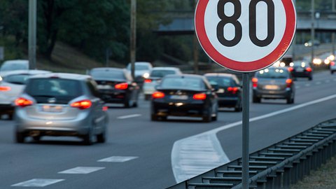 Wer 21 km/h über dem Tempolimit fährt, muss seinen Führerschein abgeben. - Foto: istock/NikolaBarbutov