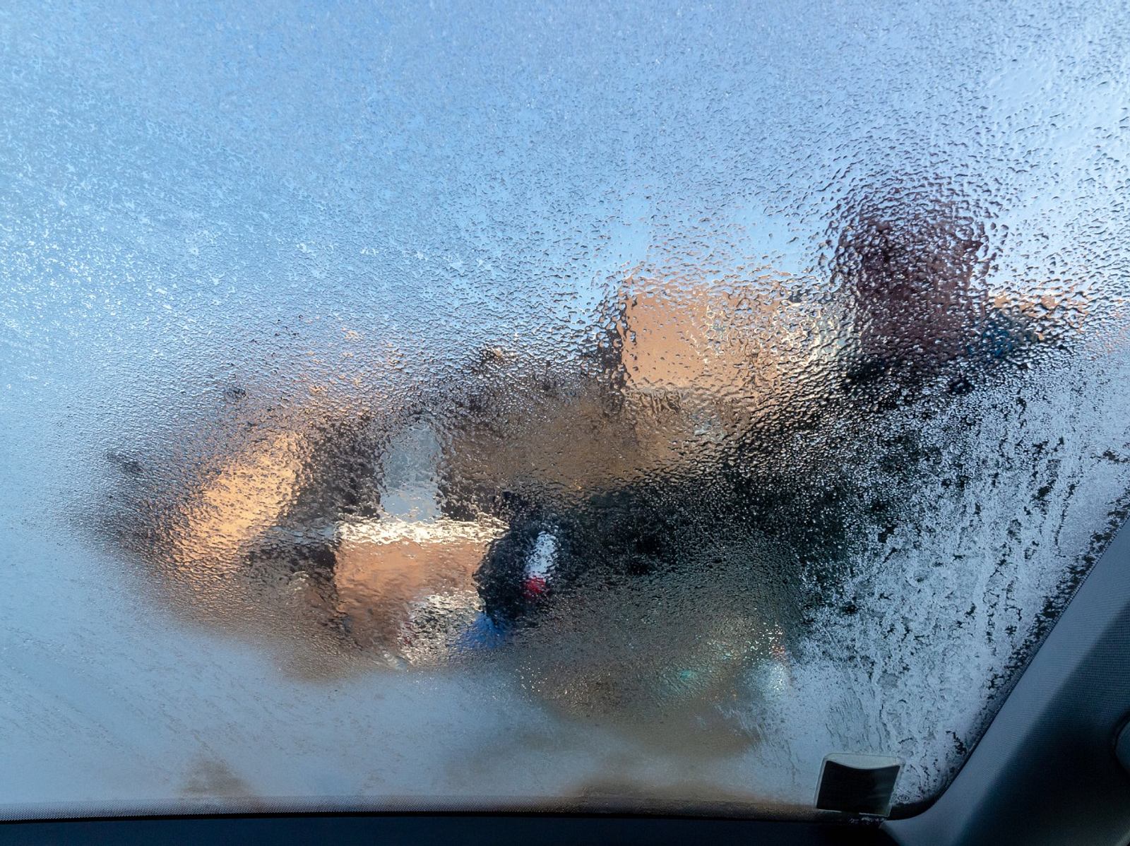 Autoscheiben enteisen: Essig oder Spray helfen superschnell