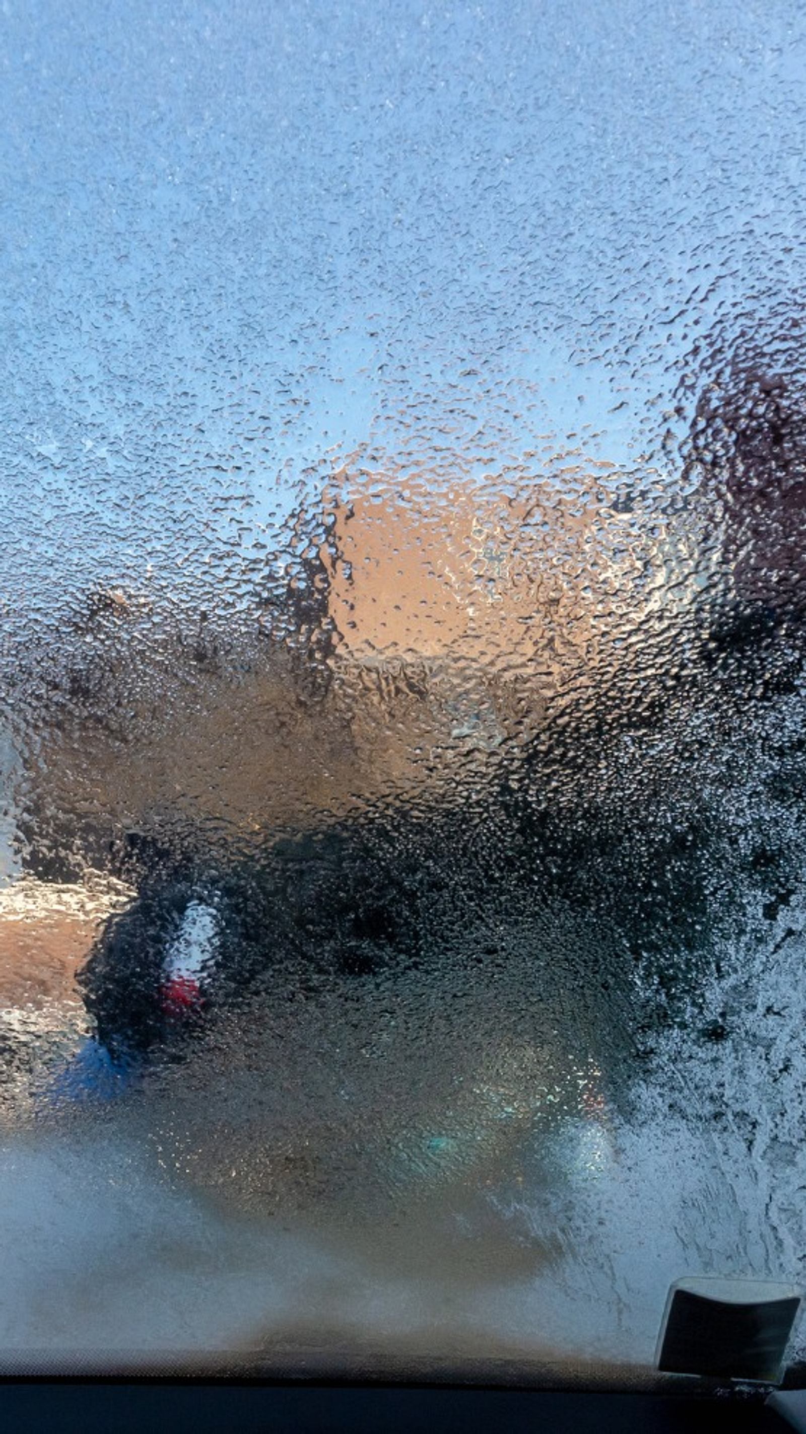 Eiskratzer oder warmes Wasser: Tipps und Tricks gegen Eis auf der  Windschutzscheibe