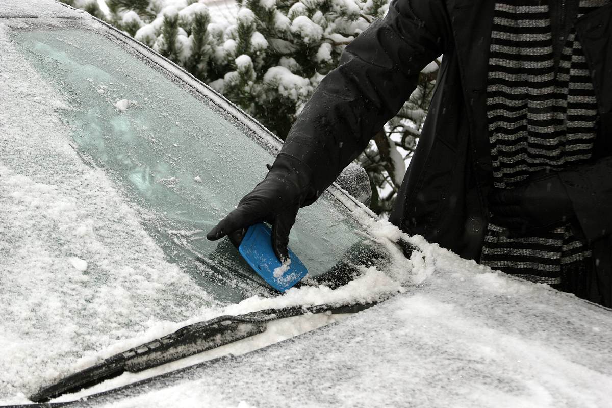 Autoscheibe freikratzen - dafür gibt es jetzt ein saftiges Bußgeld!