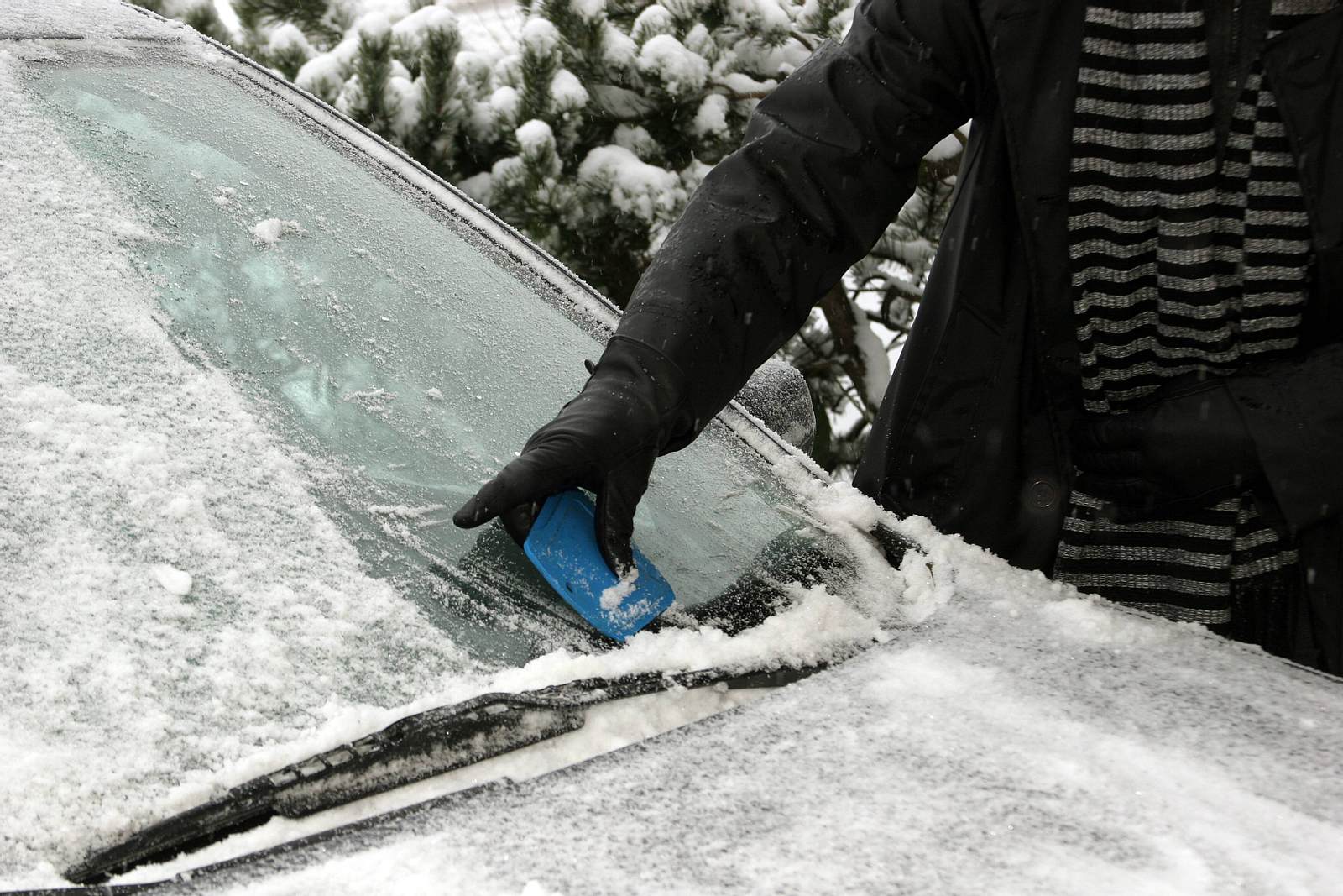 Autofahrer muss von innen Eis kratzen – diese Tipps können helfen