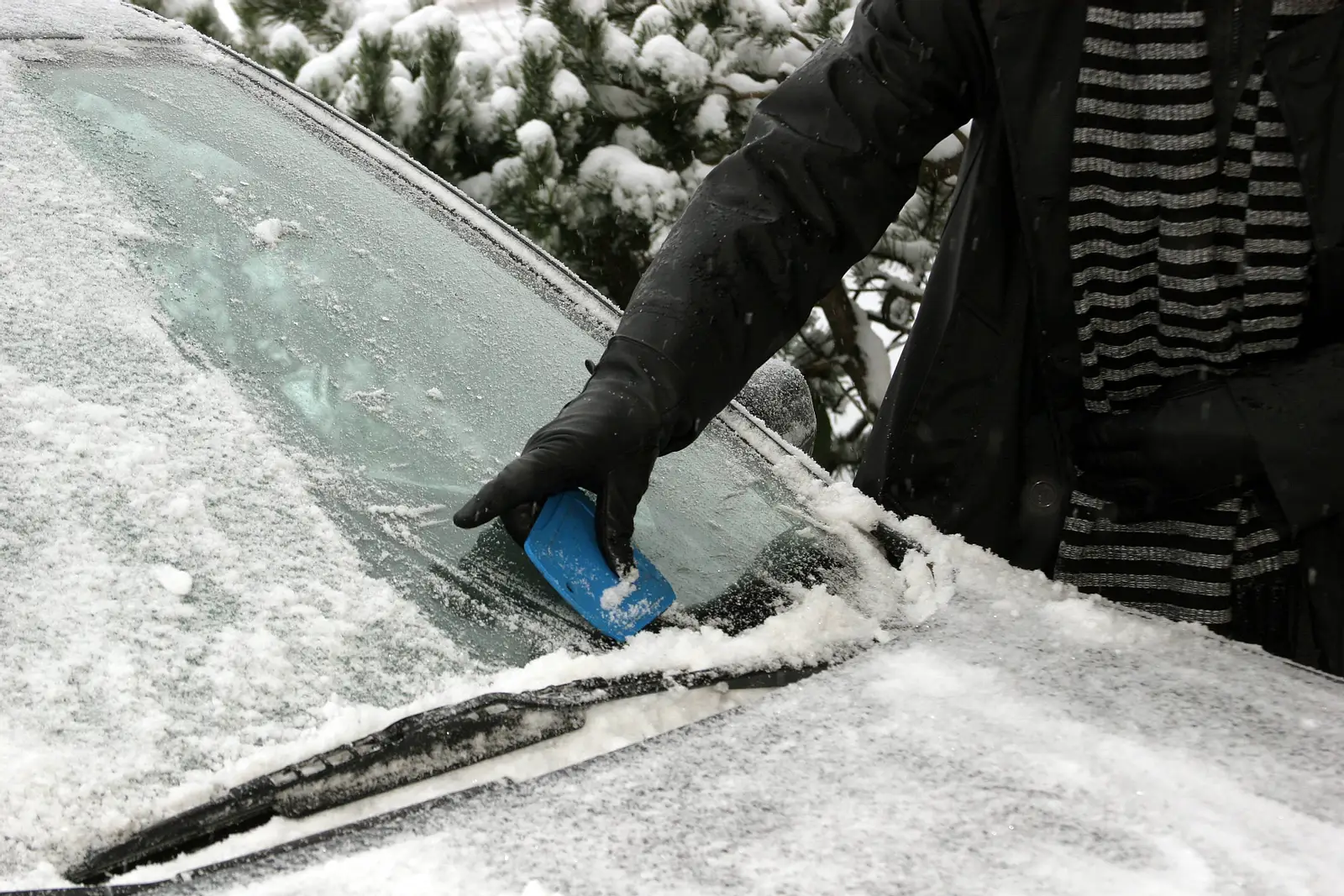Auto im Winter: ADAC warnt vor Bußgeld beim Scheiben kratzen