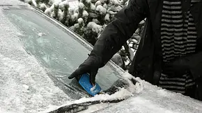 Autoscheibe freikratzen - dafür gibt es jetzt ein saftiges Bußgeld! - Foto: IMAGO / Ina Peek Autoscheibe freikratzen - dafür gibt es jetzt ein saftiges Bußgeld! - Foto: IMAGO / Ina Peek
