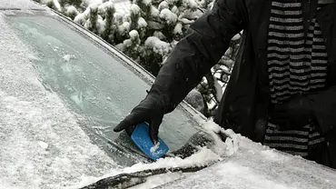 Autoscheibe freikratzen - dafür gibt es jetzt ein saftiges Bußgeld! - Foto: IMAGO / Ina Peek Autoscheibe freikratzen - dafür gibt es jetzt ein saftiges Bußgeld! - Foto: IMAGO / Ina Peek