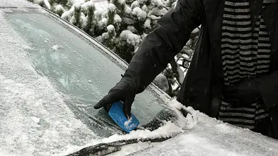 Autoscheibe freikratzen - dafür gibt es jetzt ein saftiges Bußgeld! - Foto: IMAGO / Ina Peek