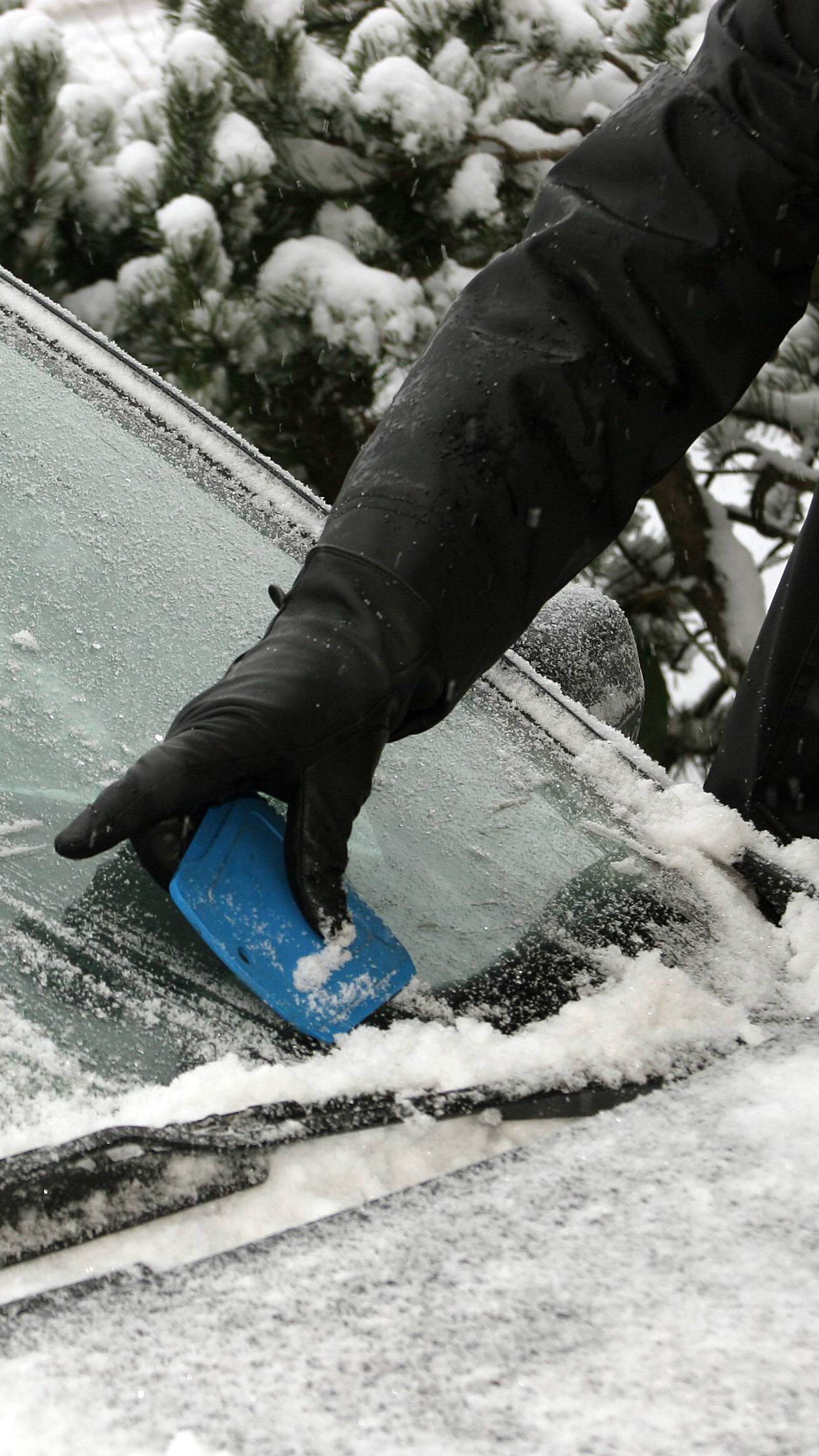 Eis von Autoscheibe kratzen - Wann im Winter hohe Bußgelder drohen