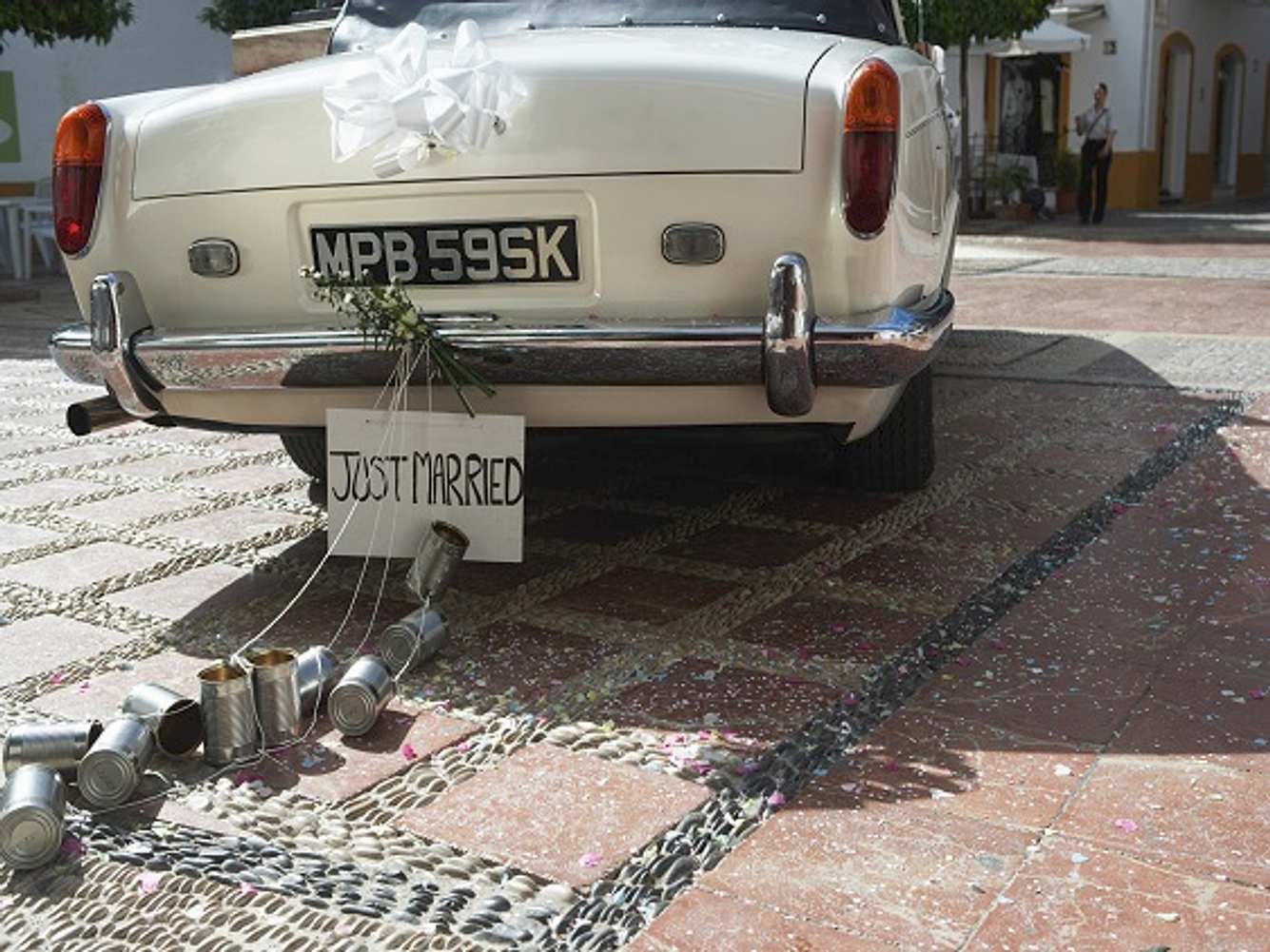Autoschmuck für Hochzeiten an weißem Auto