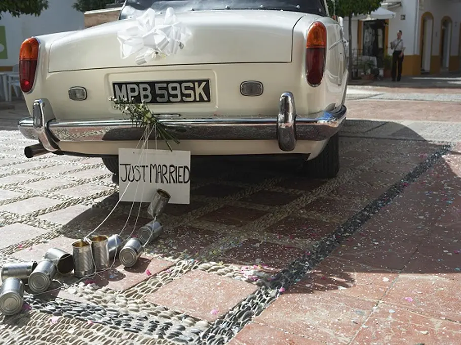 Autoschmuck für Hochzeiten an weißem Auto