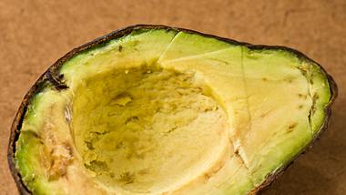 Die braune Verfärbung der Avocado kannst du mit unseren Tricks verhindern. - Foto: iStock/RapidEye