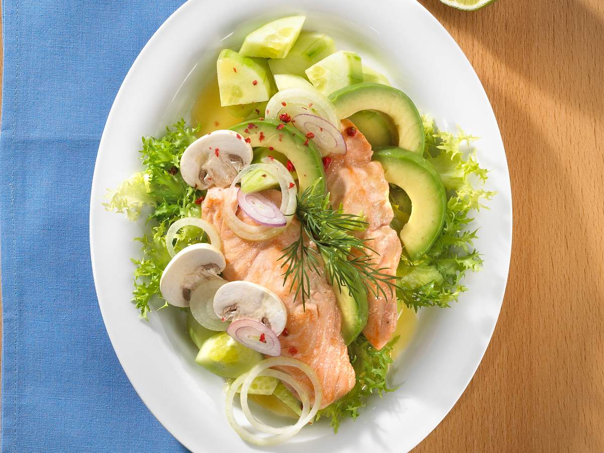 Avocado Lachs Salat mit Rotweindressing LCHF