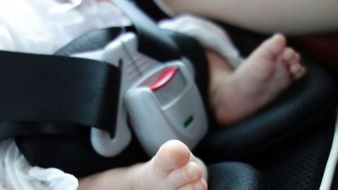 Fehmarn: Baby aus überhitzen Auto gerettet  - Jetzt droht der Vater! - Foto: iStock/Mitsuo Tamaki/Symbolfoto