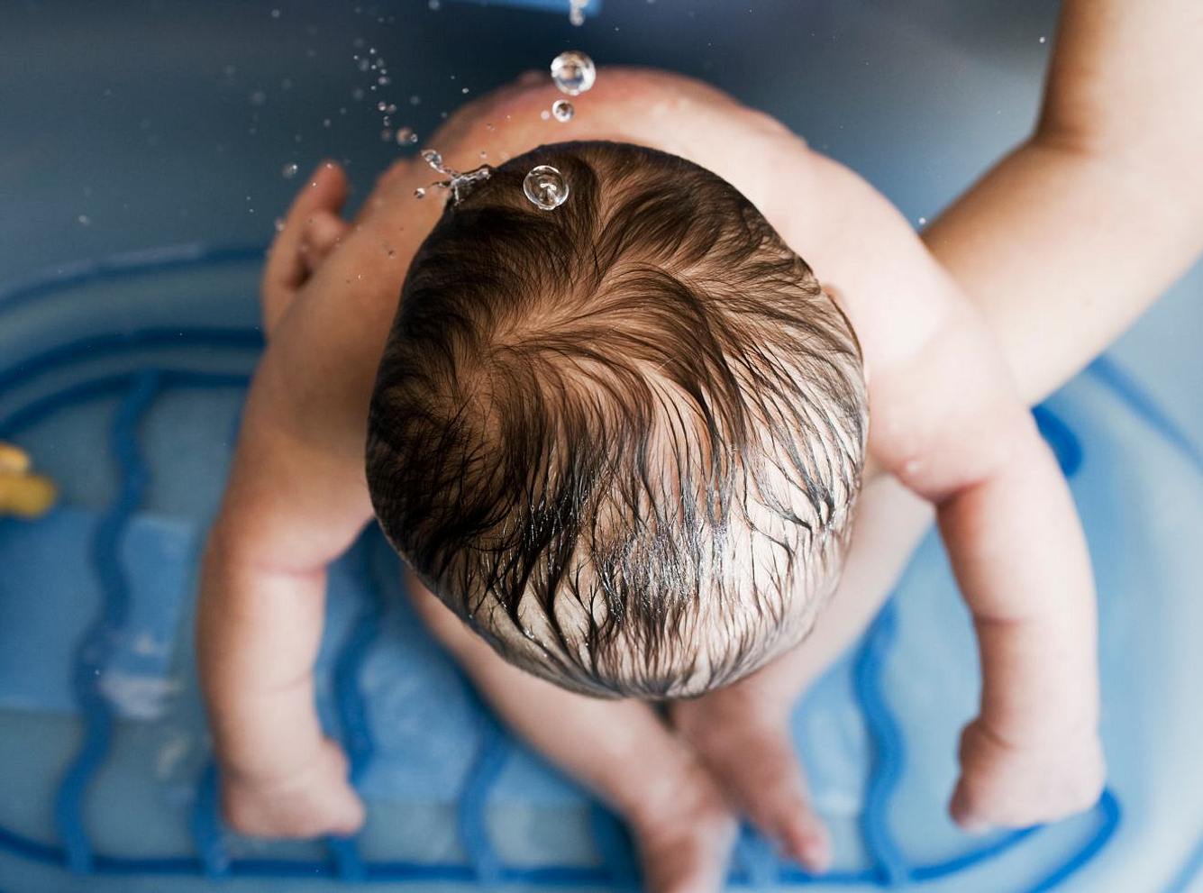 Wasservergiftung: Baby trinkt Badewasser - Mutter warnt vor Gefahr