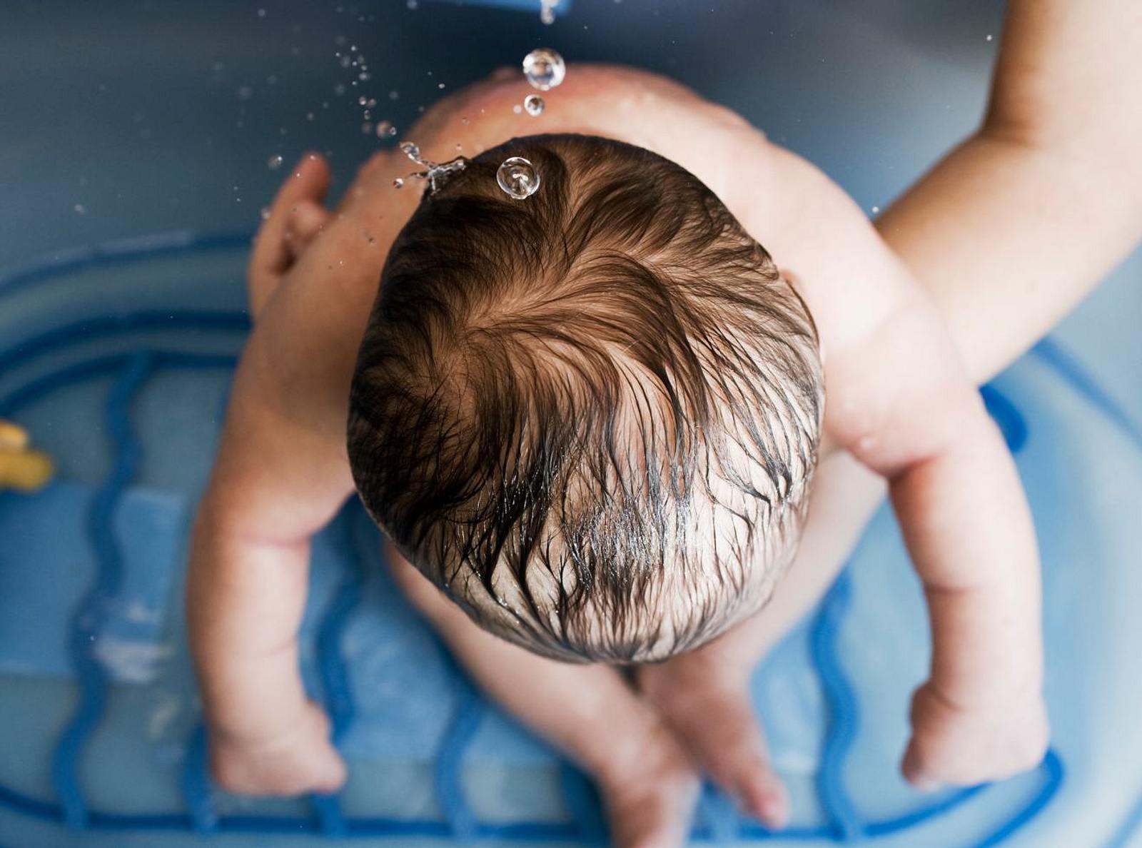 Bei Welcher Menge Wasser Tritt Wasservergiftung Ein Baby Wasservergiftung: Baby trinkt Badewasser - Mutter warnt | Wunderweib