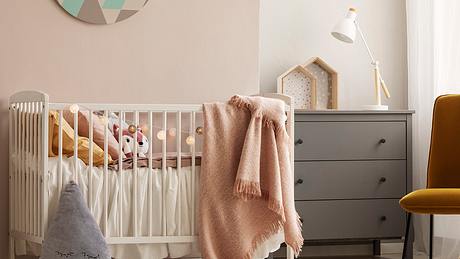 Ein Kinderzimmer mit einem Baby-Beistellbett. - Foto: iStock/ KatarzynaBialasiewicz