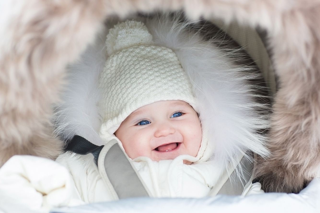 Ein Baby muss richtig angezogen sein, damit es im Winter nicht friert.