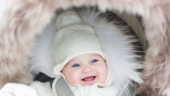 Ein Baby muss richtig angezogen sein, damit es im Winter nicht friert. - Foto: FamVeld/iStock