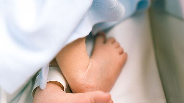 In Vietnam ist ein Baby mit Spirale zur Welt gekommen. - Foto: JaCZhou/ istock