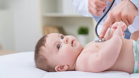 Immer mehr Babys leiden an an Fettleber, Bluthochdruck oder Herzproblemen - Foto: Istock