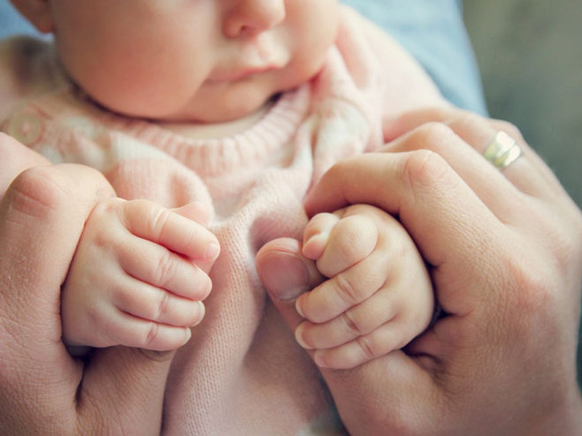 Wen mag das Baby wohl lieber? Eifersucht zwischen Eltern ist nichts Ungewöhnliches.