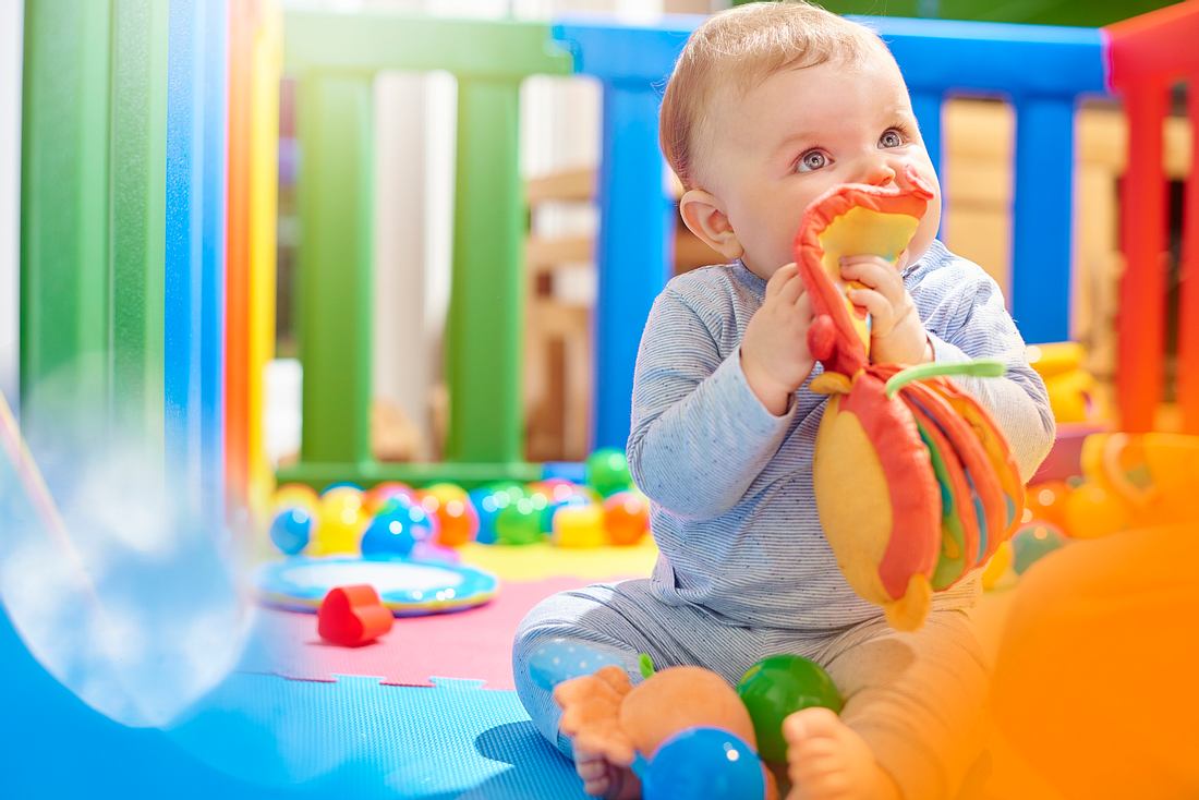 Baby in Laufstall