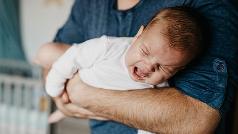 Der Fliegergriff hilft bei Bauchschmerzen und Blähungen von Babys. - Foto: Anchiy/iStock