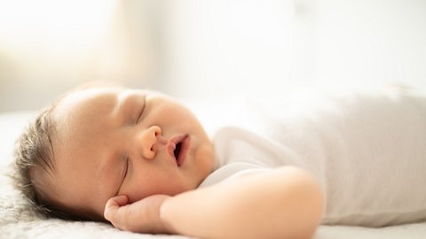 Wenn Babys schnarchen muss das nicht immer ein Grund zur Sorge sein. - Foto: iStock/ kieferpix