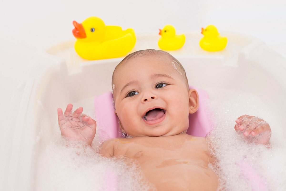 Baby in Babybadewanne