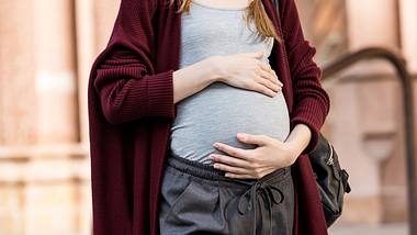 Umstandsmode: Ob Hosen oder Kleider - Tipps und Tricks um auch in der Schwangerschaft toll auszusehen! - Foto: LightFieldStudios / iStock