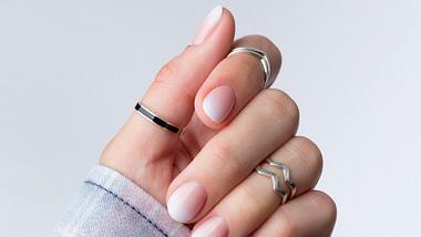 Babyboomer-Nails sind der neuste Trend. - Foto: iStock/Dariia Chernenko