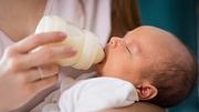 Babyflasche sterilisieren: So reinigst du Fläschchen richtig - Foto: Daisy-Daisy/iStock