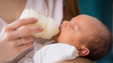 Babyflasche sterilisieren: So reinigst du Fläschchen richtig - Foto: Daisy-Daisy/iStock