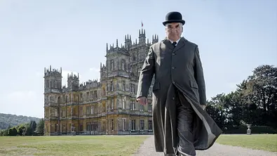 Szene aus der erfolgreichen TV-Serie „Downton Abbey“, die die Geschichte der Familie Crawley erzählt. Wohlhabende Besitzer eines großen Anwesens auf dem englischen Land zu Beginn des 20. Jahrhunderts. - Foto:  IMAGO / ZUMA Press Wire