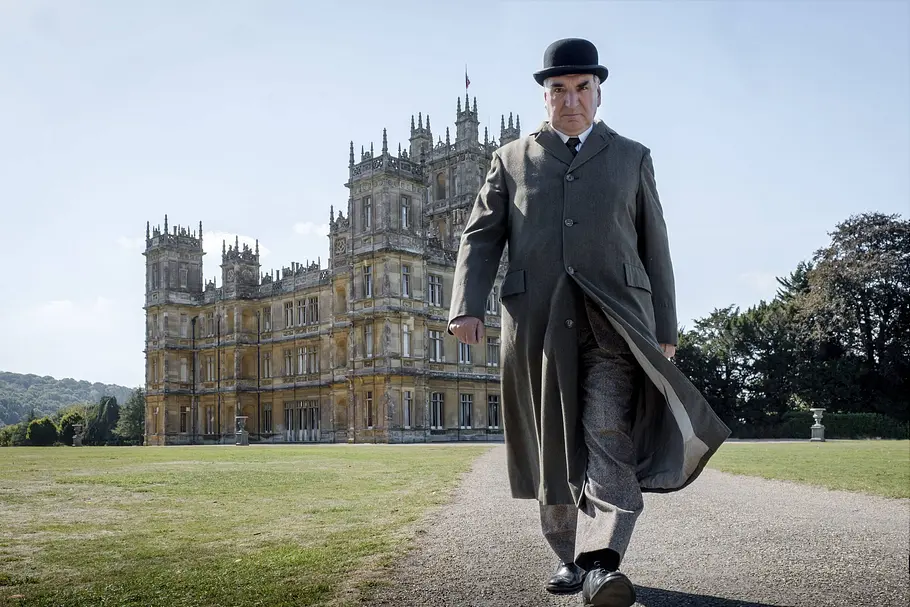 Babyglück! „Downton Abbey“-Star zum ersten Mal mit Nachwuchs gesichtet Szene aus der erfolgreichen TV-Serie „Downton Abbey“, die die Geschichte der Familie Crawley erzählt. Wohlhabende Besitzer eines großen Anwesens auf dem englischen Land zu Beginn des 20. Jahrhunderts.