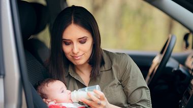 Mit einem Babykostwärmer kannst du jederzeit und überall dein Baby füttern - Foto: iStock/ nicoletaionescu