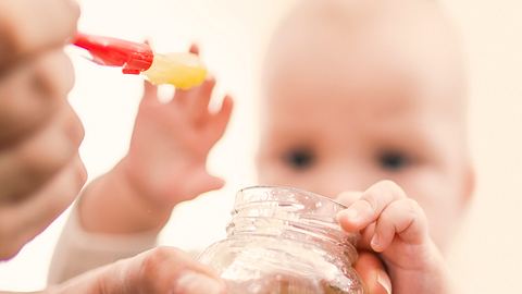 Ein Schweizer Unternehmen hat Babynahrung zurückgerufen. - Foto: istock/ Ivanko_Brnjakovic