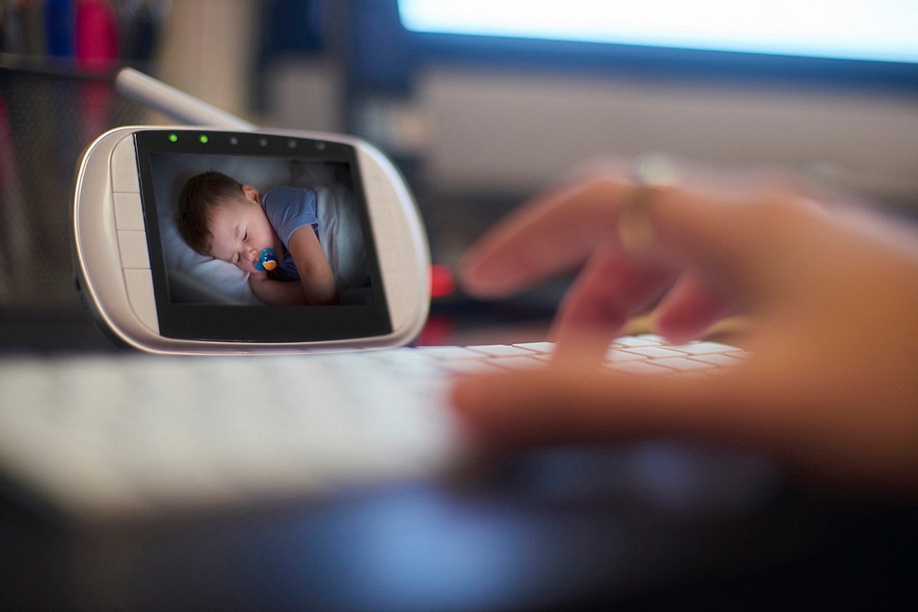 Mit einem Babyphone mit Kamera haben Eltern und Kind mehr Ruhe
