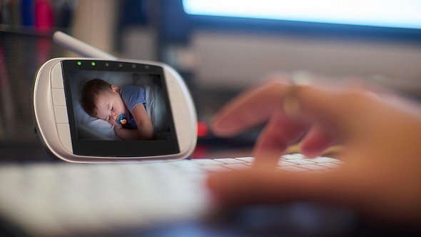 Mit einem Babyphone mit Kamera haben Eltern und Kind mehr Ruhe - Foto: iStock/MartinPrescott