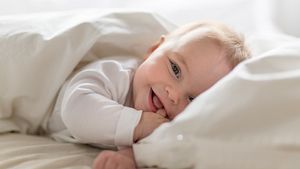 Babys erstes Lächeln wann ist es so weit? (Themenbild) - Foto: LSOphoto/iStock