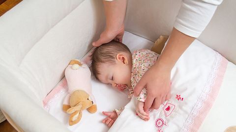 Neue Studie: Babys schlafen besser im eigenen Zimmer - Foto: iStock