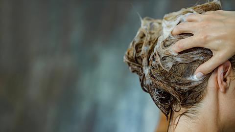 babyshampoo-fuer-erwachsene - Foto: istock/skynesher