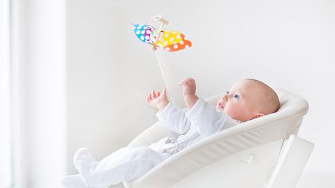Babywippe - Foto: iStock/ FamVeld 