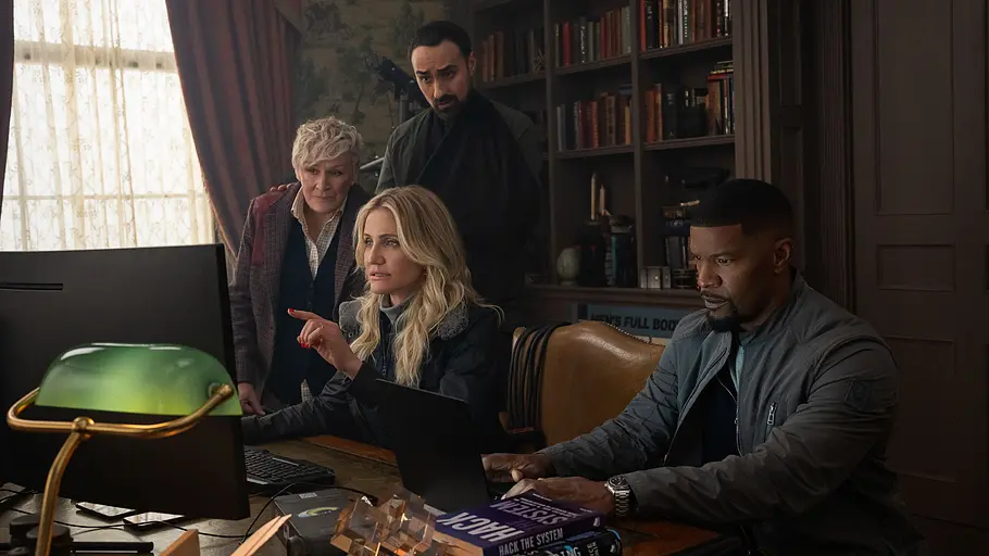 Glenn Close als Ginny, Jamie Demetriou als Nigel, Cameron Diaz als Emily and Jamie Foxx als Matt in „Back in Action“.