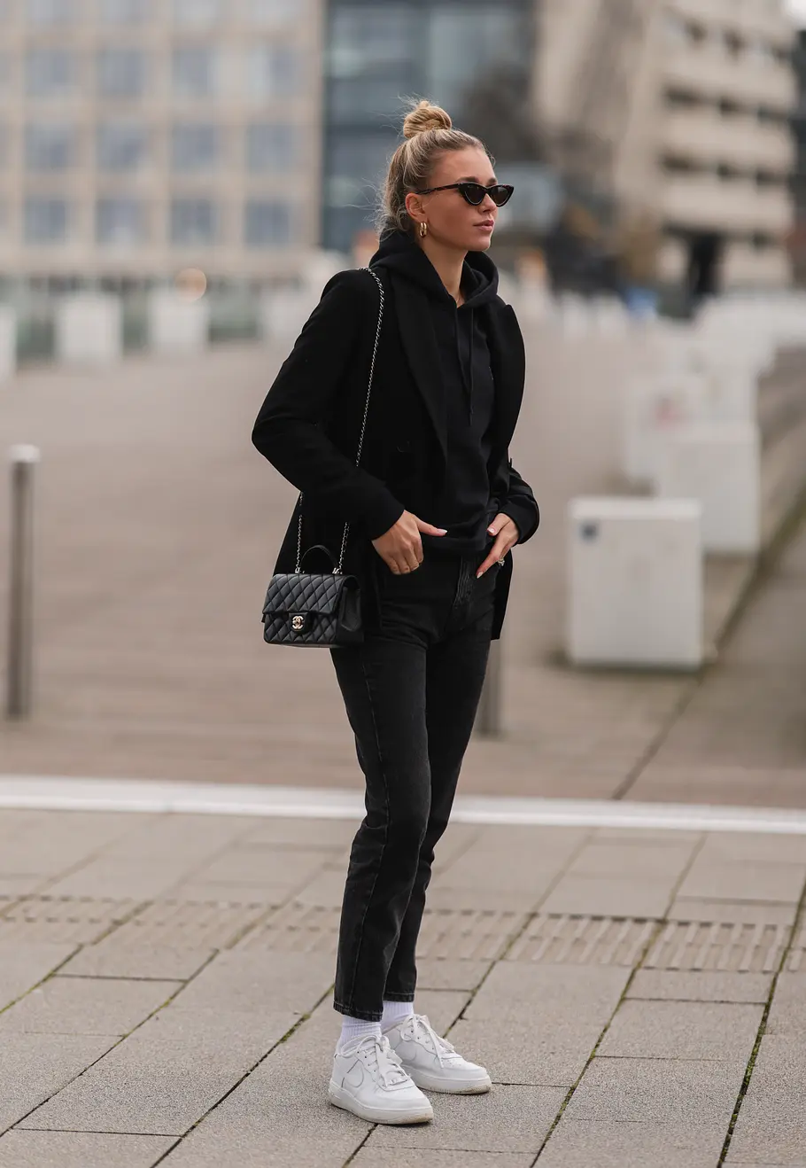 Back in Black mit schwarzen Jeans Back in Black mit schwarzen Jeans und weißen Sneakers.