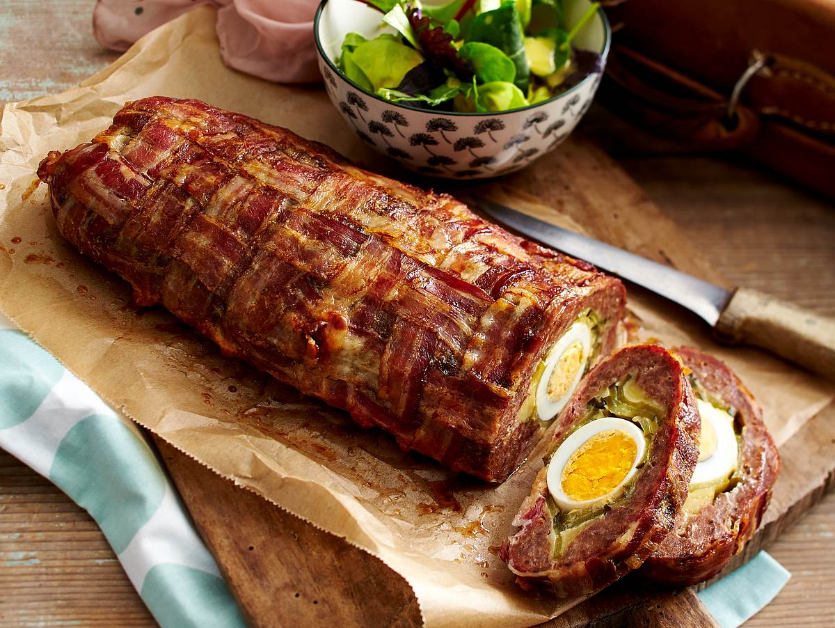 Bacon-Hackbraten mit Ei und Käse gefüllt