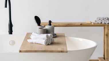 Badewannenablage aus Holz auf Badewanne - Foto: iStock/brizmaker